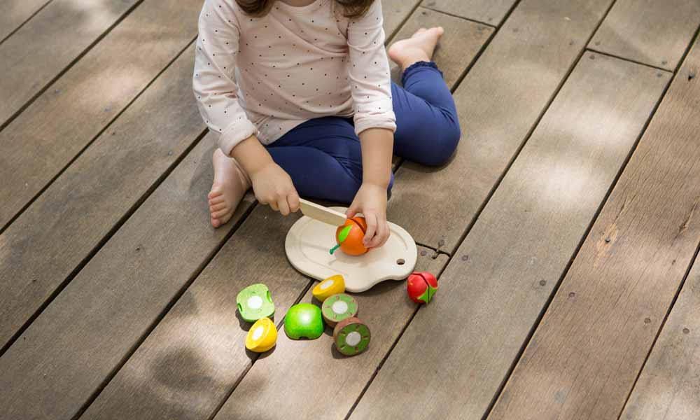 PLAN TOYS - FRUTTA DA TAGLIARE CON COLTELLO E SACCHETTO DI COTONE